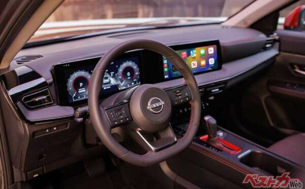 ノートオーラにそっくりな内装だが、ノートオーラとは異なる形状のシフトレバーが備わる