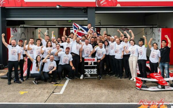 ガレージ前でドライバーズタイトル獲得を祝う日産フォーミュラEチーム