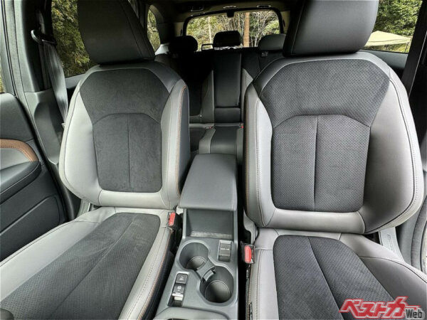 背もたれの肩部分に注目。窓側と内側で形が違うのが分かるはず