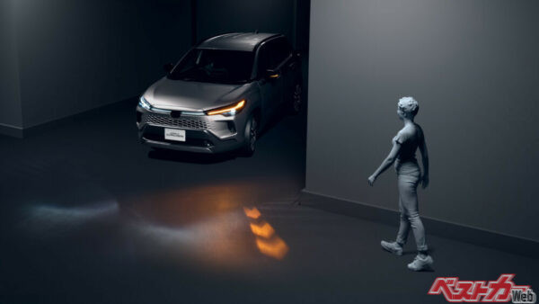 先が見通せない曲がり角などで、歩行者や周辺車両に自車の接近を通知することで、事故を未然に防ぐシグナルロードプロジェクション。新型カローラクロスが国内初採用となった