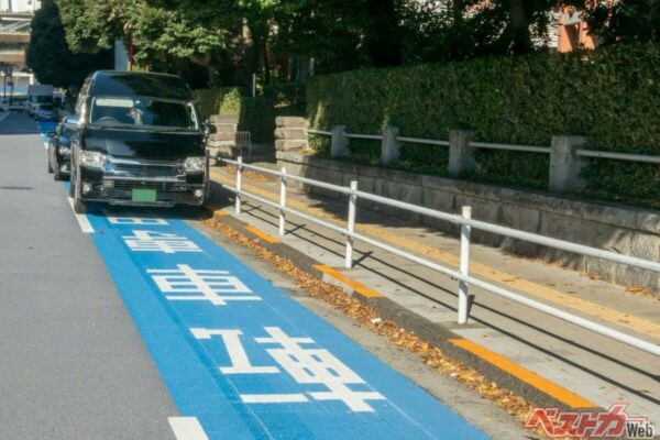 都内などでもよく見かける、自転車専用レーン上の路上駐車。現在は、駐停車禁止区域でない限り、「一時的な停車」をすることは可能（Caito@Adobestock）