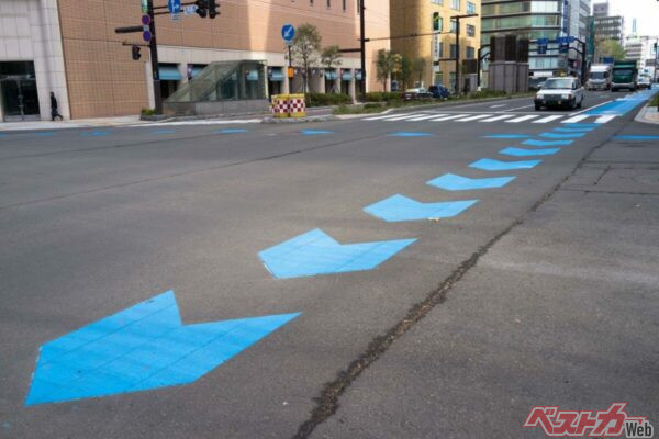 このような矢印が連続して描かれているのが「自転車ナビマーク」だ。交差点などでよく見かけるが、これはあくまでも目安にすぎない（jyapa@Adobestock）