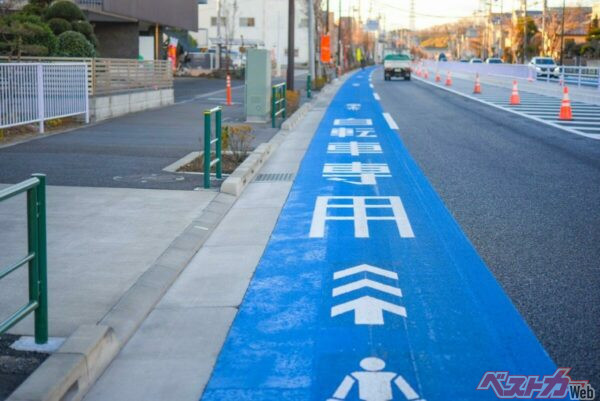 青い線や路面に大きく自転車のマークが描かれている「自転車専用レーン」。自転車だけが走れるレーンだ（ramustagram@Adobestock）