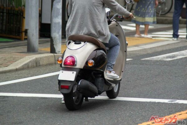 原動機付自転車やバイクは軽車両ではないので、自転車専用レーンは走行できない。なお、軽車両に区分される馬も、自転車専用レーンは歩けない（xiaosan@Adobestock）