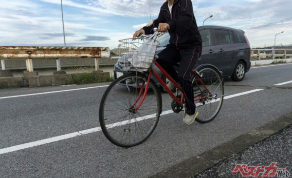 後方確認を怠って無理やり幅寄せはNGだが、左折時の幅寄せは道路交通法で定められている。これは、自転車専用レーンがあっても変わらない（xiaosan@Adobestock）
