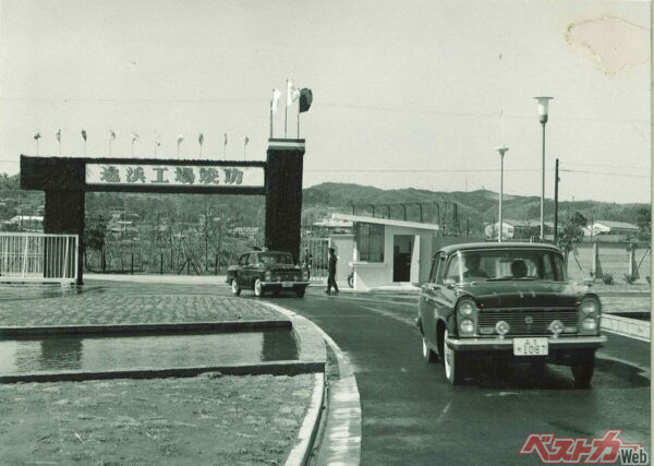 1961年に行われた追浜工場竣工式（写真の車両はセドリック30型）