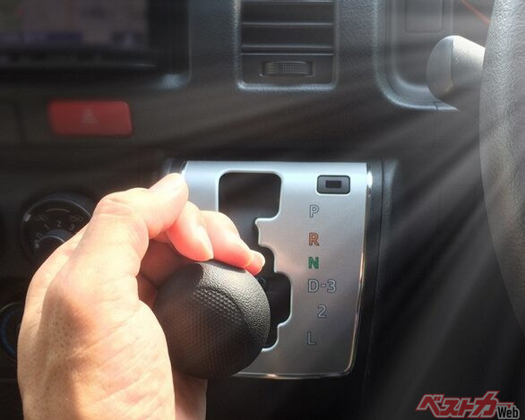 最近のクルマであれば大丈夫とは言われているものの、やはりD→R、R→Dへとクルマが完全に停止する前に乱暴にギヤを変えるクセは直したい。万一、ミッションが壊れたら修理費用は高額で、車種によっては安い中古車1台を買えるくらいの額になってしまうことも……