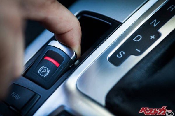 シフトのPレンジだけでなく、しっかりPレンジに入れて駐車する