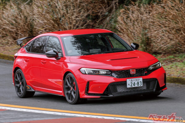 全長4595×全幅1890×全高1405mm、1430kg、2L、直4ターボ（330ps/42.8kgm）、12.5km/L（標準）