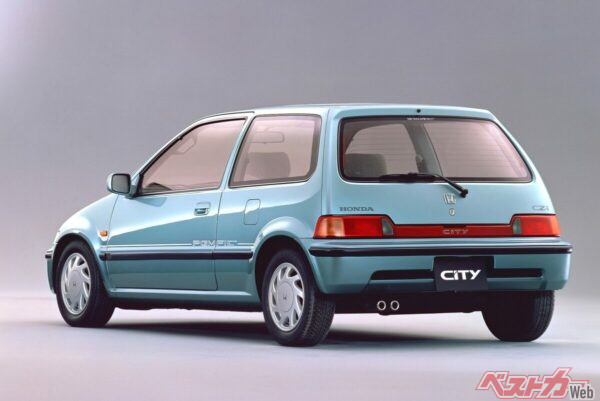 低くスラントさせたボンネットや28度の傾斜を持つフロントウインドウや接着方式のサイドウインドウを採用するなど、車体全体で空気の流れをスムーズに処理する設計が貫かれている