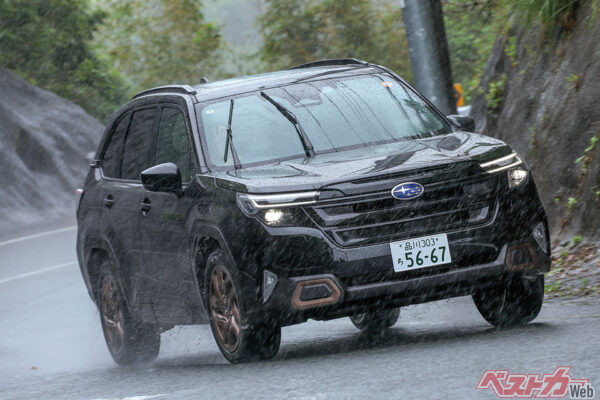 ワイパー高速で走るような大雨だったが、スバルのAWDは不安を抱かせない高い安定性を発揮。ワインディングでの「SPORT」の走りは実に軽快だった