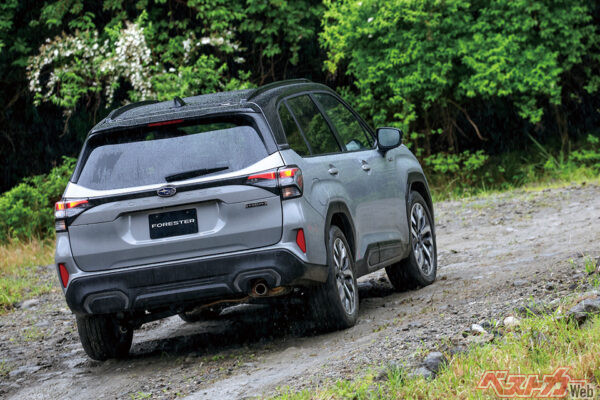 車重自体は旧型より重いのだが、シャシーの設計の妙により、未舗装路での後席の快適性が大幅向上。走り出して数mでわかるレベルだ