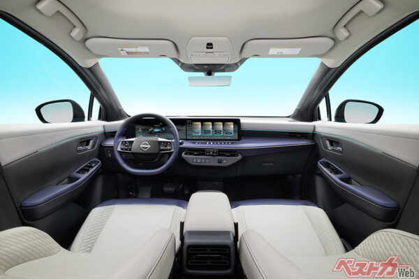 横方向への拡がりを感じさせるインパネは落ち着いたミニマルな雰囲気を演出する