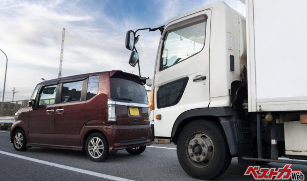 たまに先行車がいるのにも関わらず直前のクルマに対し、車間を詰めてくるクルマがいる。そうした場合でも譲っておいたほうがいいだろう（xiaosan＠AdobeStock）
