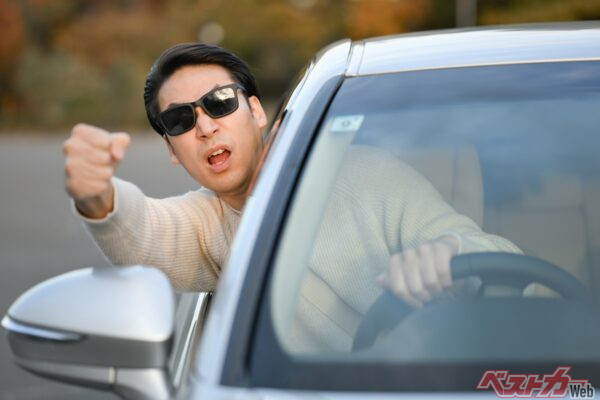 高速道路の追い越し車線をどかないのはなぜ!　あおられるのはアナタの運転が原因!?　あおられないための5つの運転と防止策