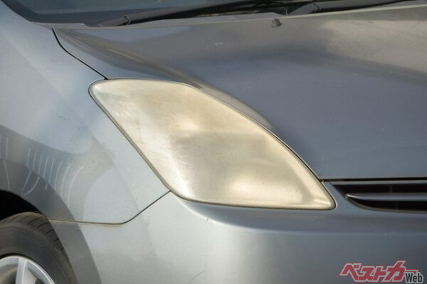 こうなってしまってはクルマの美貌もカタなし。また安全性にも影響がでてくる(xiaosan@Adobe Stock)