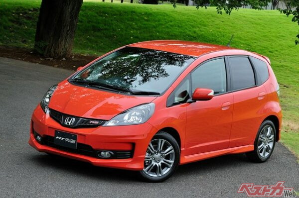 GE型の2代目フィット。このようにレンズが大きいとやはり日光もよく当たり、劣化しやすくなる。画像はフィットRS