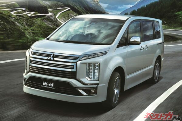 デリカD:5アーバンギア。一見しただけではわかりづらいがやはり目立つフロントに通常のものとの違いがある