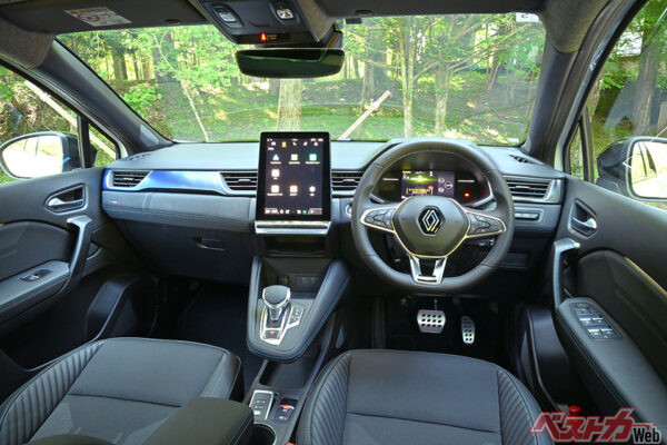 センターコンソールの中央にタテ型の10.4インチタッチスクリーンを新装備。インパネ加飾も一新された、アルミ製ペダルなども装備