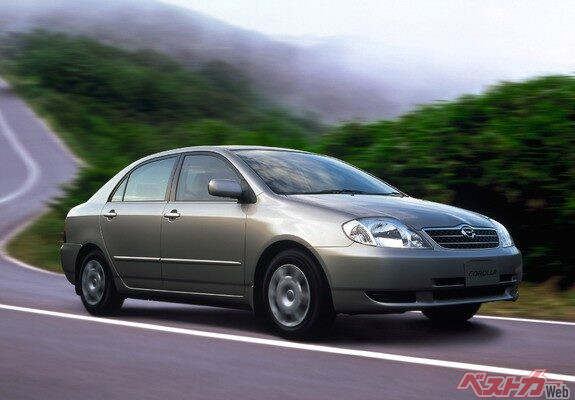 トヨタ 9代目カローラ。カローラという名前は4ドアセダンのみに使用され、5ドアワゴンには新たにカローラフィールダーという車名が付けられた