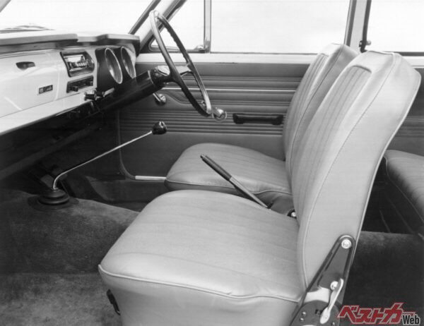 フロアシフトが採用された初代カローラ