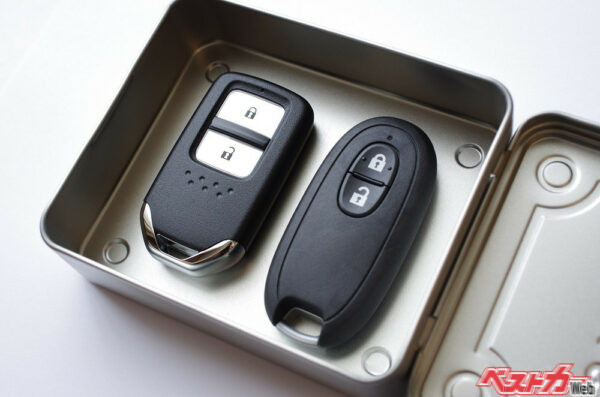 スマートキーから出る微弱な電波を使ったリレーアタックは、微弱な電波を遮る金属の缶や遮断ポーチなどで防止できることが広まったため、自動車盗難の手口はスマートキーのIDコードを読み取ってスマートキーそのものを複製してしまうコードグラバーやCANインベーダーに移行（katsu＠Adobe Stock）