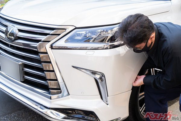 フロントバンパーを外側から外し、手が届きやすいCAN信号につながる端子に特殊機器（モバイルバッテリーに似ている）を接続し、制御システムに侵入するという手口。たった数分でドアが開錠してしまう