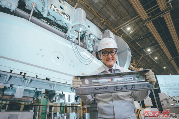 豊田章男会長が実際にスイッチを入れ、コマツ700トンプレス機を稼働させた