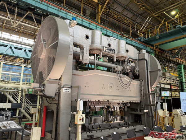 1934年、刈谷の豊田自動織機製作所の自動車試作工場に設置されて以来、トヨタを見続けてきたコマツ700トンプレス機