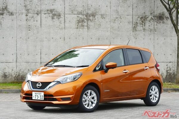 マイナーチェンジ後の2代目ノート。スマートルームミラーもこの時に追加された