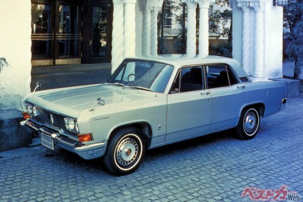 初代デボネア。きっとデボネア自身も生まれてきたときは、20年以上現役でシーラカンス扱いされるなど想像もしていなかったであろう