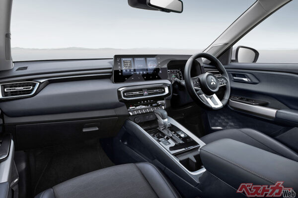 インストルメントパネルは、ドアトリムまで繋がるダイナミックな形状にすることで空間の広がりを表現