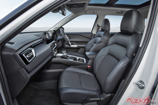 シートはホールド感のある造形とすることで、座り心地を高めた。後ろに振り向きやすいよう肩口の厚みを調整するなどファミリーユースを意識した