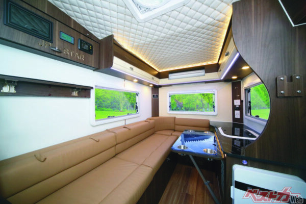 これが本当に軽自動車ベースなのかというほどの豪華内装