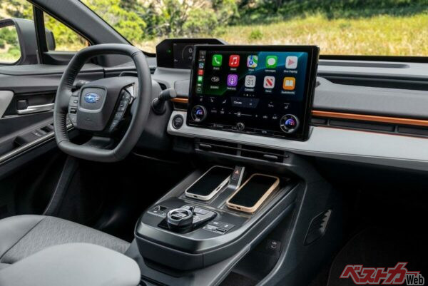 14インチの大型タッチスクリーンを採用した内装。新型ソルテラと同じく、上下がフラットになったデザインのステアリングを採用している