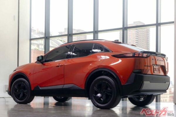 ボディデザインはクーペとSUVのクロスオーバースタイル。姉妹車のトヨタ「C-HR＋」のボディサイズは全長4520×全幅1870×全高1595mm。同様のサイズ感となる
