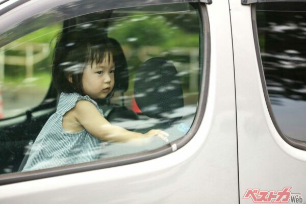 車内に電子キーを置き忘れた際、何らかの原因でクルマのドアがロックされたり、子どもが誤ってドアロックを操作してしまう事案が発生（yamasan＠Adobestock）