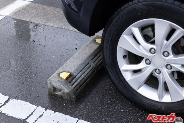 クルマ止めにタイヤを強く押し付けている状態は、クルマを痛めつける行為。一度クルマ止めに当てたあと、少しだけ前進してクルマ止めからわずかに離そう（PHOTO：写真AC）