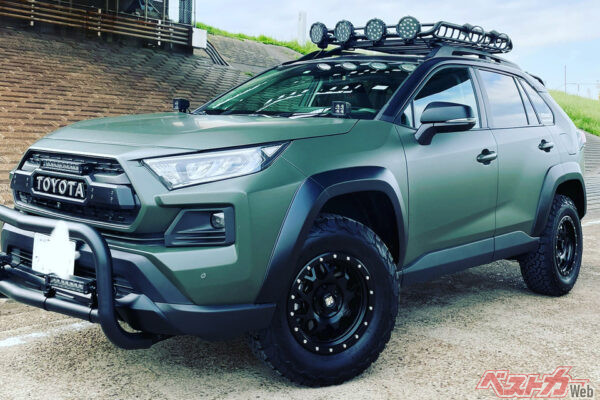 現行モデルを逆輸入して日常の相棒にしていた九島氏。カスタムにもこだわっており、フォグランプは9個も備わっていた