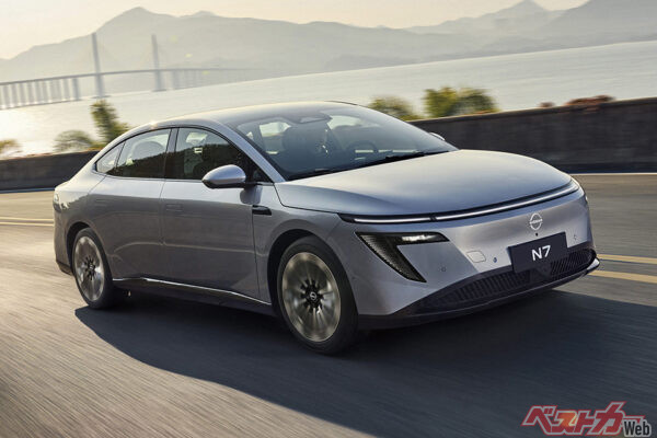 搭載されるモーターはシングルで214hp版と268hp版の2種類を設定。268hp版の最大トルクは31.1kgmなので気持ちいい加速感を味わえる（写真：日産）