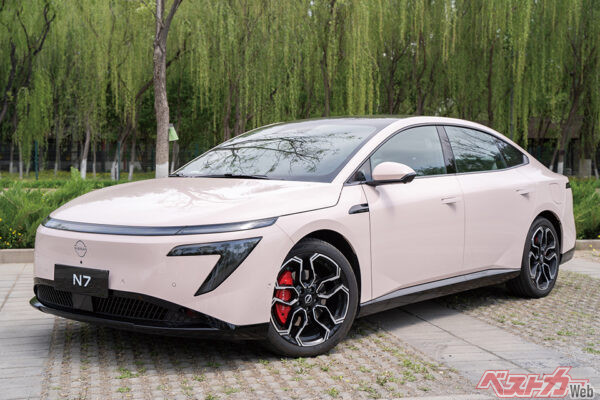 フロントマスクは中国のトレンドを踏襲。赤いキャリパーがスポーティ