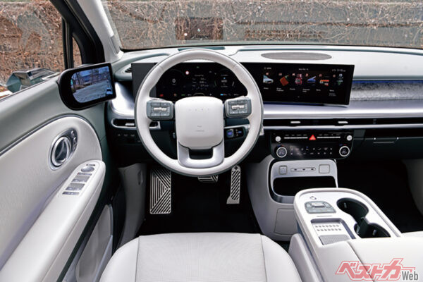 デジタルなコクピットには、視認性のいいデジタルドアミラーなどを採用