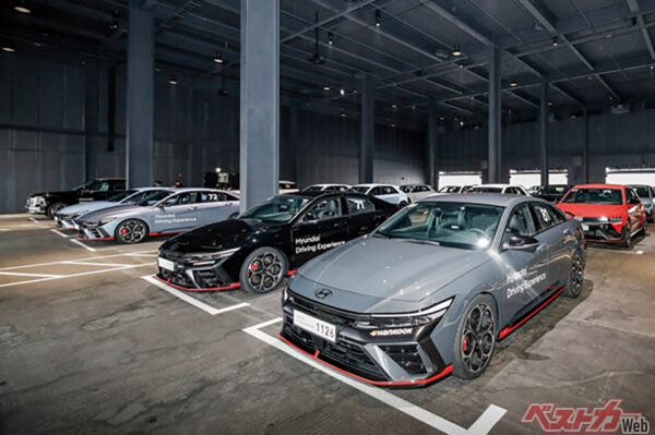 講習部屋の壁にあるシャッターが開くと、そこには屋内乗車場が