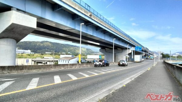 信号が黄色になった瞬間にスピードを上げるクルマもいますが、これも危険な行為