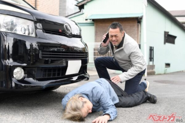 事故を起こした場合や巻き込まれた場合、ケガ人の救助や応急処置を最優先に行わなければいけません。軽いけがの場合でも、必ず救急車を呼びましょう