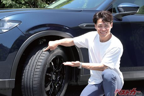 清水さんとAS-3。235/60R18が1本1万4620円（取材時）とお買い得！