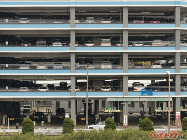 駐車料金値上げのタイミングがP1/P4とP2/P3で1週間ずれている点に注意！（moonrise@Adobestock）