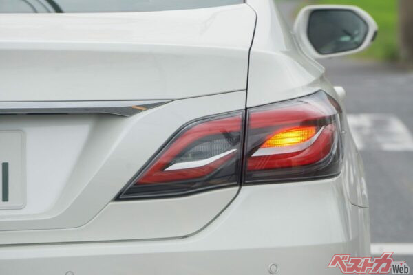 合図の方法やタイミングが適切でなければ、「合図不履行違反」として、違反点数点、反則金6000円(普通車)が科されることに(PHOTO:Adobe Stock_xiaosan)