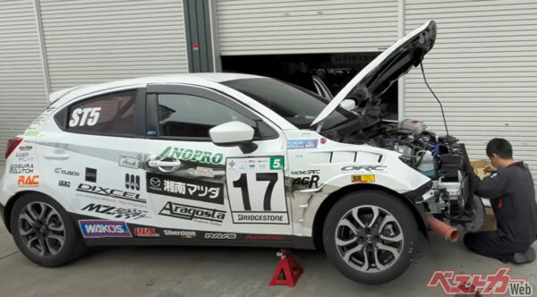 整備中の17号車