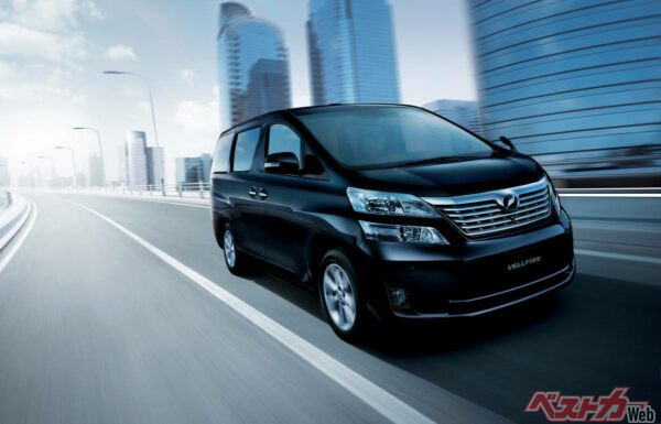 当時のヴェルファイアはアルファードより安く改造を楽しみたい若者に刺さった